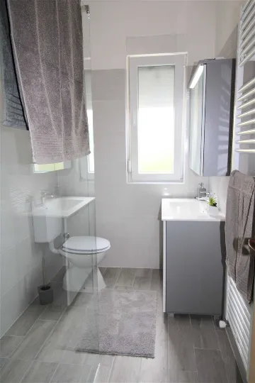 4-Bedroom Apartment in Ližnjan for up to 8