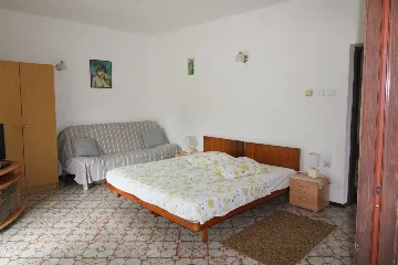4-Bedroom Apartment in Ližnjan for up to 8
