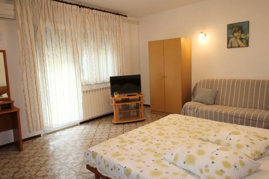 4-Bedroom Apartment in Ližnjan for up to 8