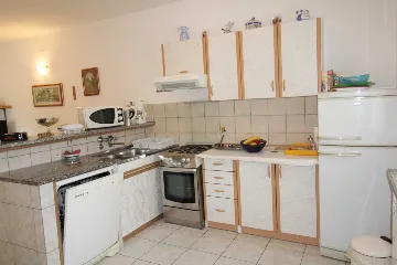 4-Bedroom Apartment in Ližnjan for up to 8