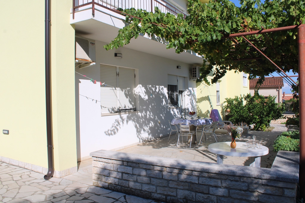 4-Bedroom Apartment in Ližnjan for up to 8