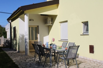4-Bedroom Apartment in Ližnjan for up to 8