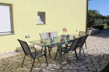 4-Bedroom Apartment in Ližnjan for up to 8