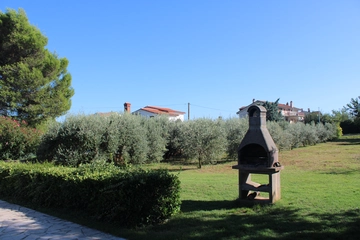 4-Bedroom Apartment in Ližnjan for up to 8