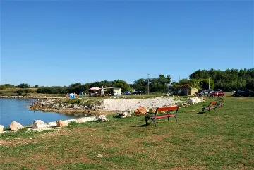 4-Bedroom Apartment in Ližnjan for up to 8