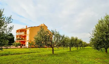 2-Bedroom Apartment in Pomer for Up to 4 Guests