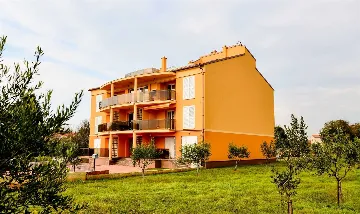 2-Bedroom Apartment in Pomer for Up to 4 Guests