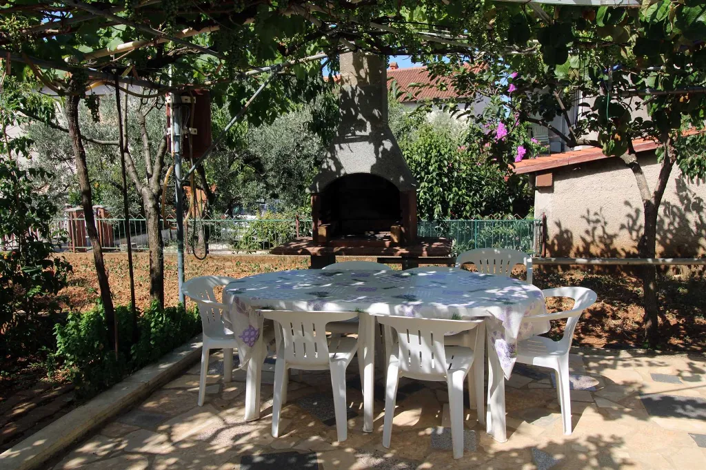 Two-Bedroom Apartment in Pula with Parking
