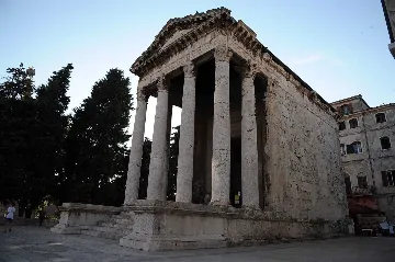 One-Bedroom Apartment in Pula with Parking