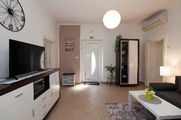 House in Pula with Courtyard for 4 Guests