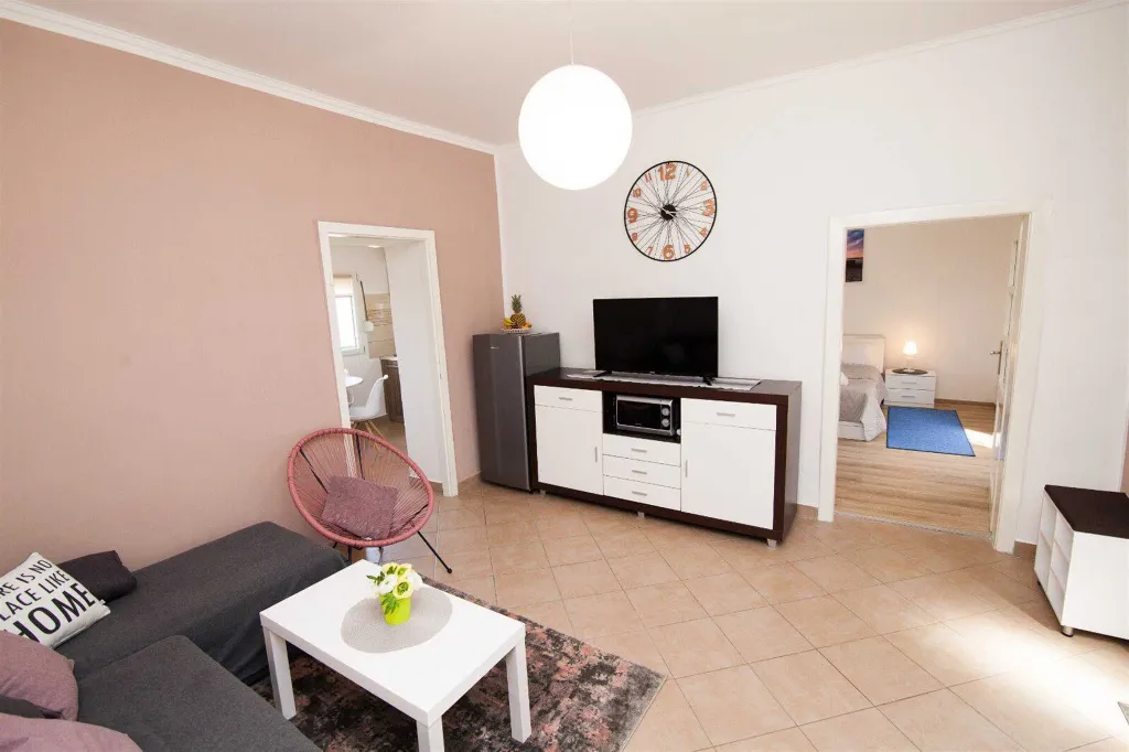 House in Pula with Courtyard for 4 Guests