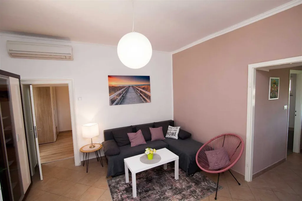 House in Pula with Courtyard for 4 Guests