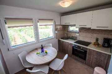 House in Pula with Courtyard for 4 Guests