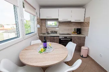 House in Pula with Courtyard for 4 Guests