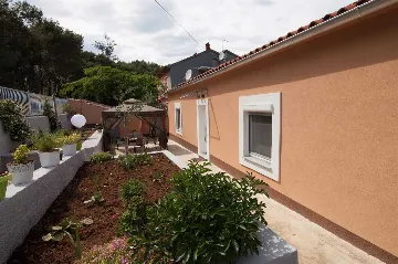House in Pula with Courtyard for 4 Guests