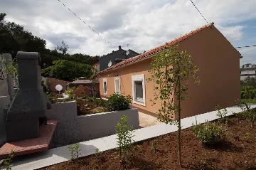 House in Pula with Courtyard for 4 Guests