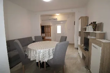 2-Bedroom Apartment for 4 in Ližnjan