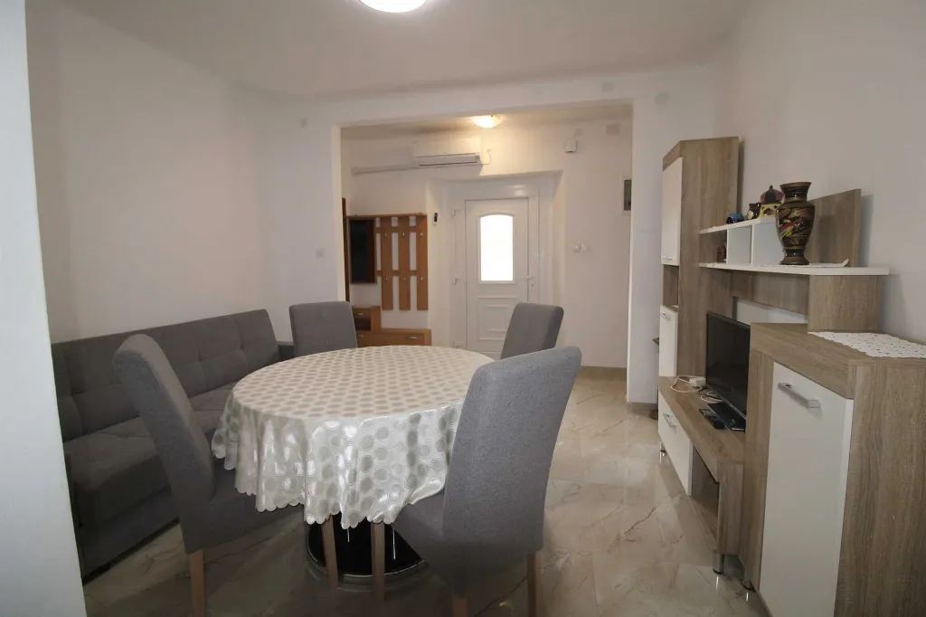 2-Bedroom Apartment for 4 in Ližnjan