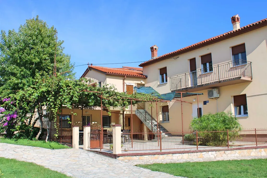 2-Bedroom Apartment for 4 in Ližnjan