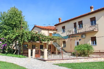 2-Bedroom Apartment for 4 in Ližnjan