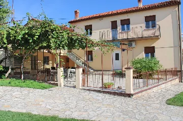 2-Bedroom Apartment for 4 in Ližnjan