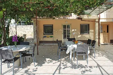 2-Bedroom Apartment for 4 in Ližnjan