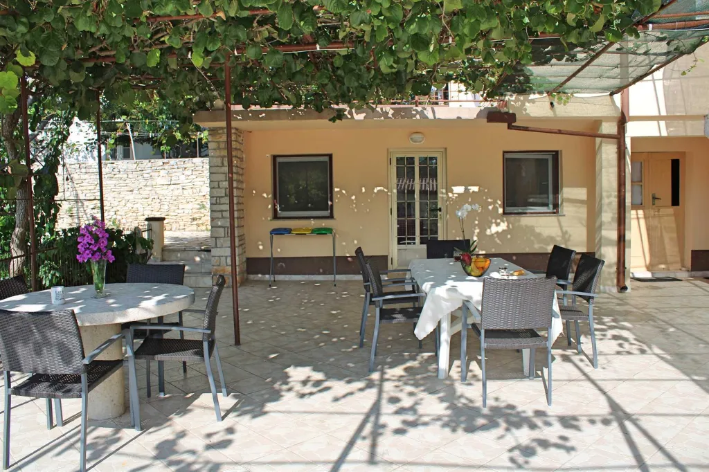 2-Bedroom Apartment for 4 in Ližnjan