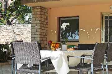 2-Bedroom Apartment for 4 in Ližnjan