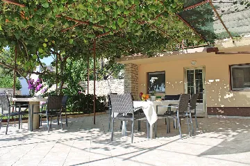 2-Bedroom Apartment for 4 in Ližnjan