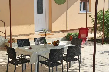 2-Bedroom Apartment for 4 in Ližnjan