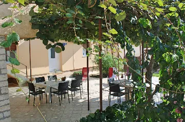 2-Bedroom Apartment for 4 in Ližnjan