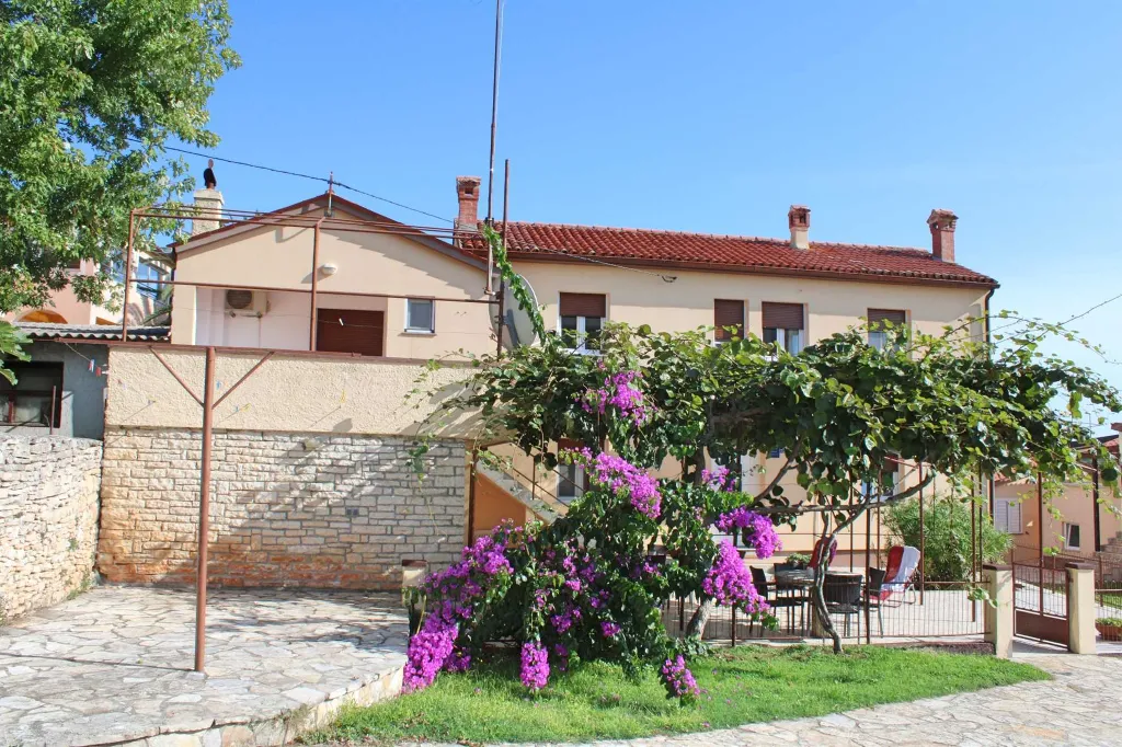 2-Bedroom Apartment for 4 in Ližnjan
