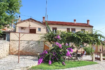 2-Bedroom Apartment for 4 in Ližnjan