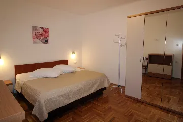 2-Bedroom Apartment for 4 in Ližnjan