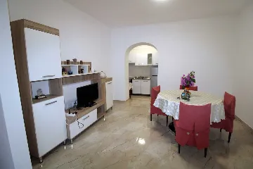 2-Bedroom Apartment for 4 in Ližnjan