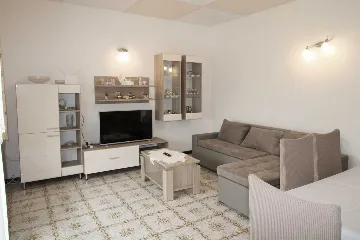 7-Bedroom Villa in Ližnjan for Up to 13