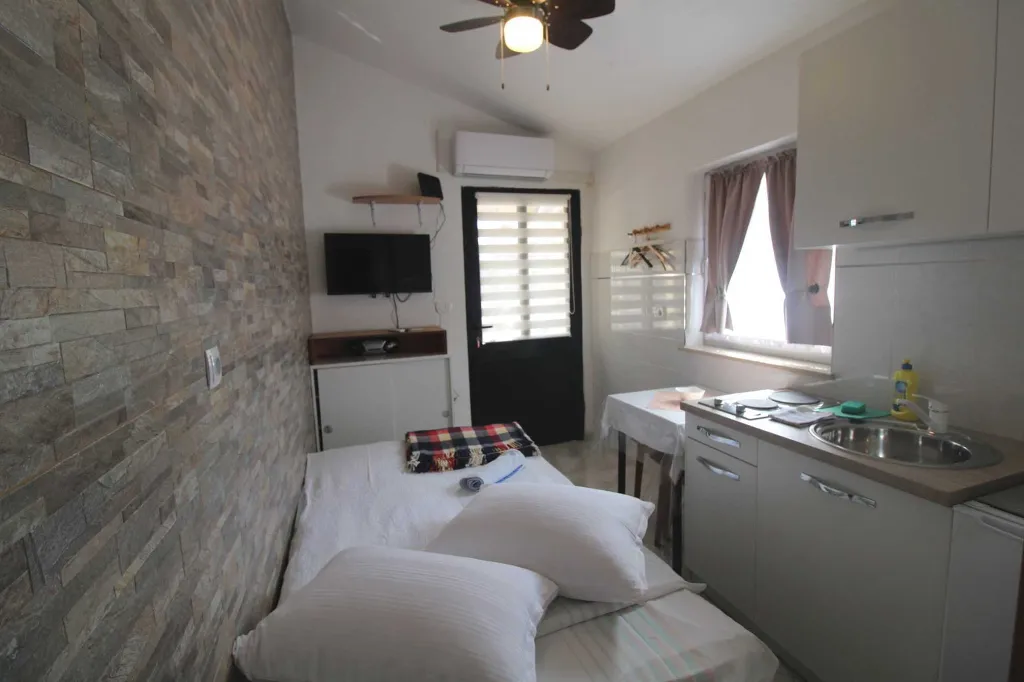 Pula Studio with Private Entrance and Terrace
