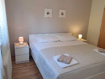 Pula 2-Bedroom Apartment for 4 Guests with Parking