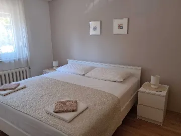 Pula 2-Bedroom Apartment for 4 Guests with Parking