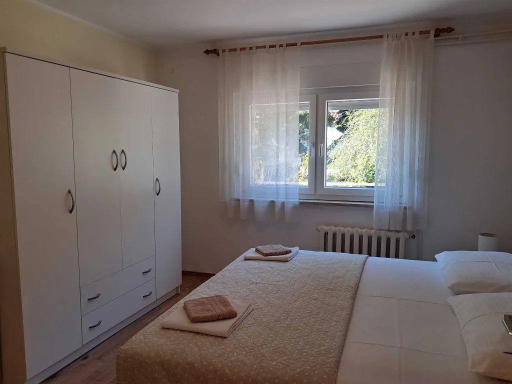 Pula 2-Bedroom Apartment for 4 Guests with Parking