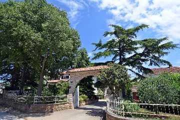 Pula 2-Bedroom Apartment for 4 Guests with Parking