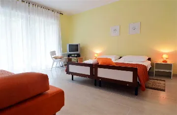 Pula 2-Bedroom Apartment for 4 Guests with Parking