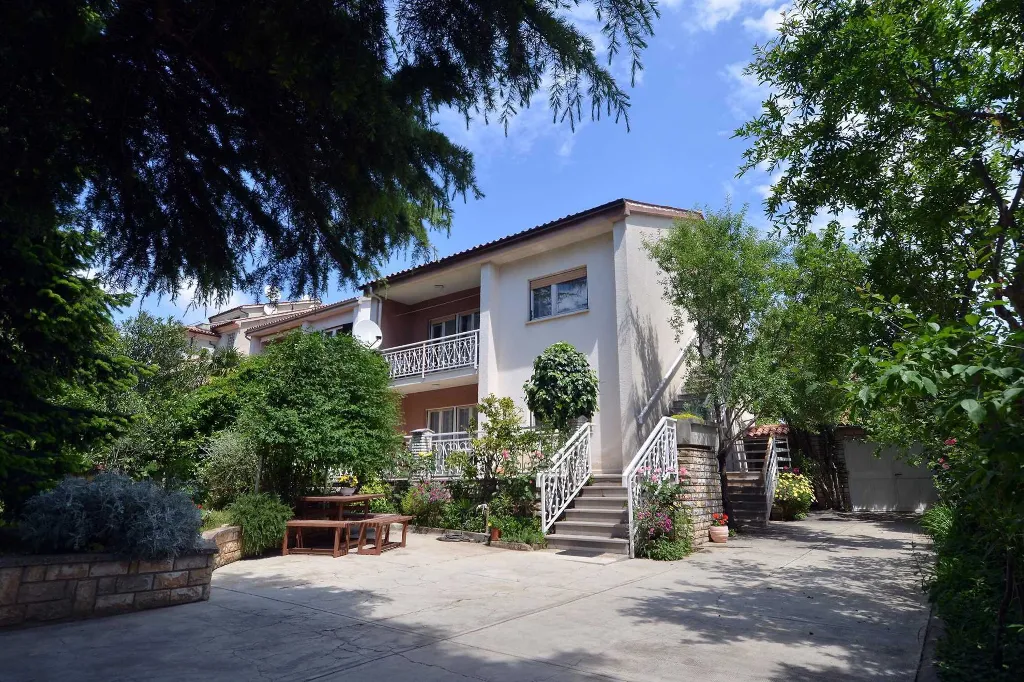 Pula 2-Bedroom Apartment for 4 Guests with Parking