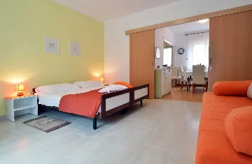 Pula 2-Bedroom Apartment for 4 Guests with Parking
