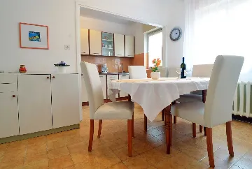 Pula 2-Bedroom Apartment for 4 Guests with Parking