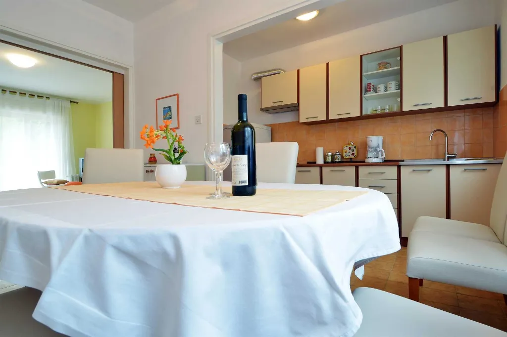 Pula 2-Bedroom Apartment for 4 Guests with Parking
