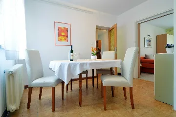 Pula 2-Bedroom Apartment for 4 Guests with Parking