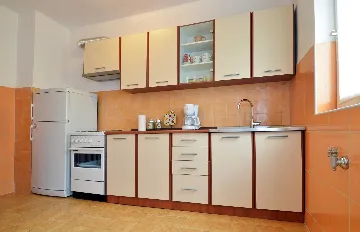 Pula 2-Bedroom Apartment for 4 Guests with Parking