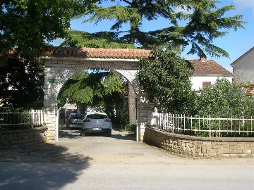 Pula 2-Bedroom Apartment for 4 Guests with Parking