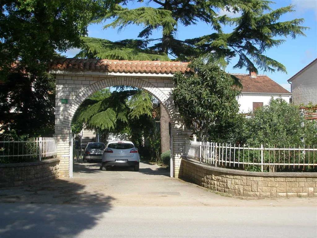 Pula 2-Bedroom Apartment for 4 Guests with Parking